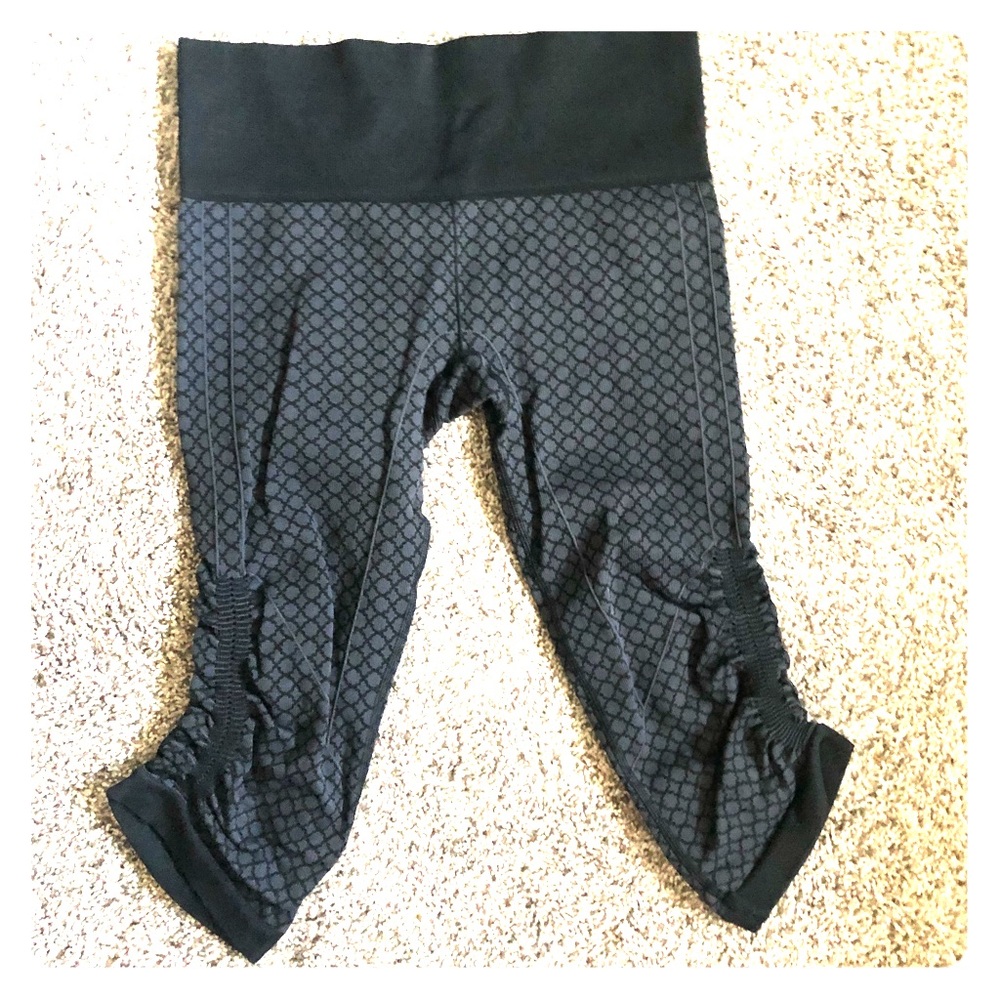 Grey cropped lululemon legging